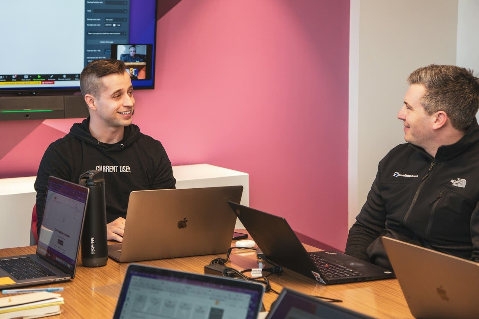 Colleagues collaborating on IT support at their desks